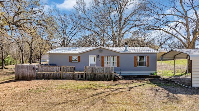 view of front of property featuring a carport and a front yard