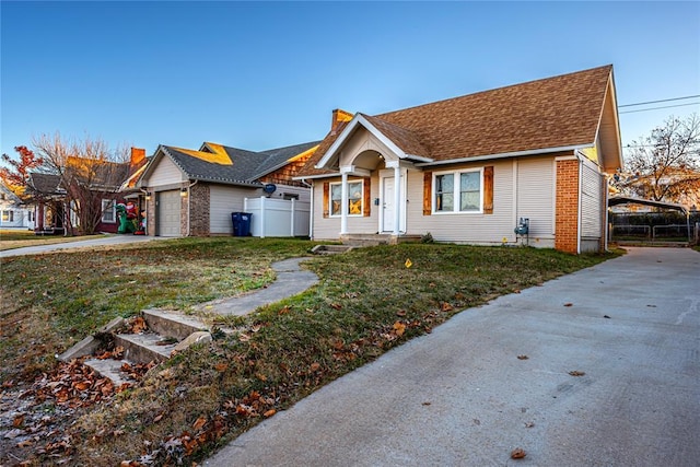 view of front of home featuring a front yard and a carport