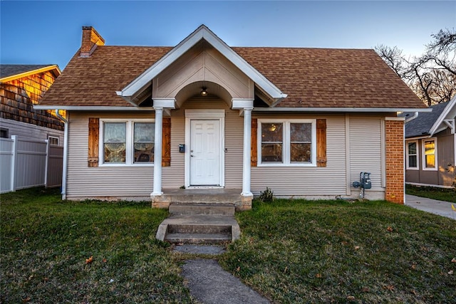 view of front of house with a front lawn