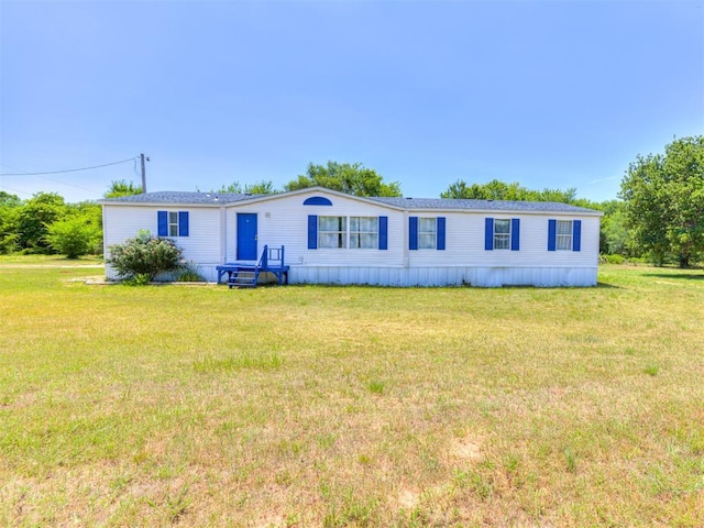 manufactured / mobile home featuring a front lawn