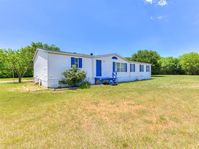 manufactured / mobile home with a front yard