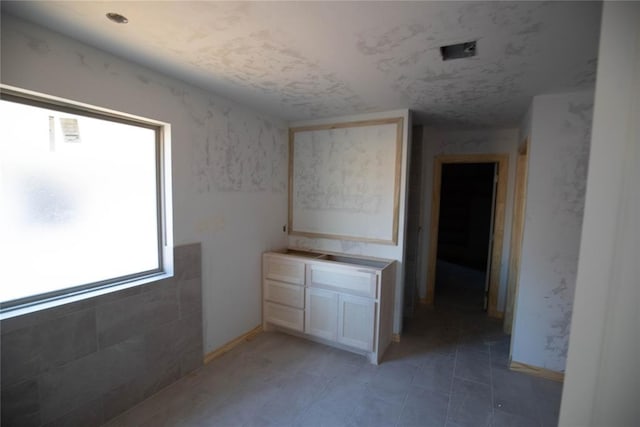 5800 Lantana Ln, Edmond, OK 73034 - unfurnished room featuring light tile patterned floors