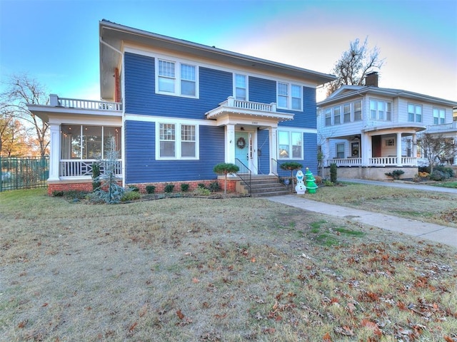 view of front facade featuring a lawn