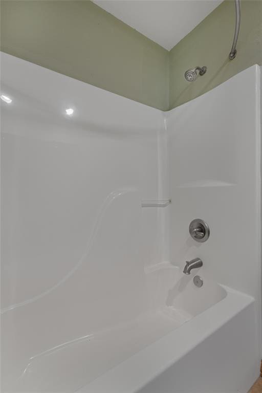 bathroom with bathtub / shower combination