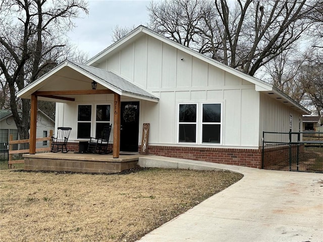 view of front of home featuring a porch and a front lawn