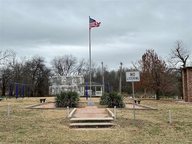 view of property's community featuring a lawn