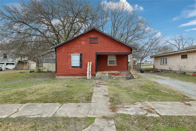 view of front of home with a front lawn