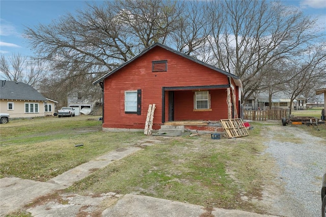 view of front facade featuring a front yard