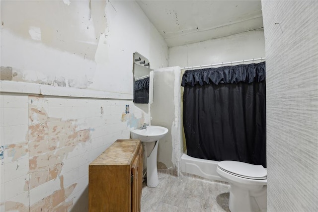 full bathroom with toilet, sink, and shower / tub combo with curtain