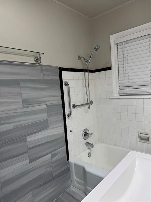 bathroom with tiled shower / bath combo