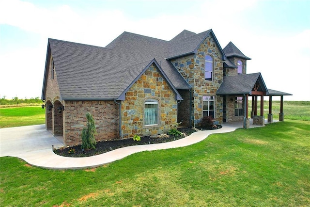 view of front facade featuring a front yard