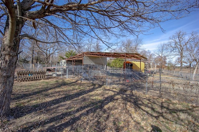 view of yard with an outbuilding