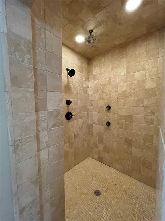 full bath featuring recessed lighting and a tile shower