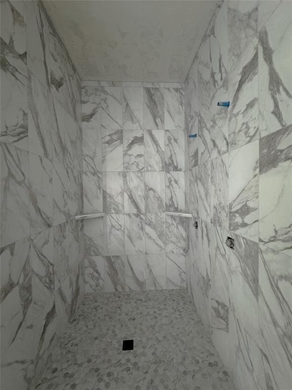 bathroom featuring tiled shower