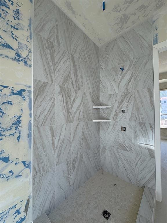 bathroom featuring a tile shower