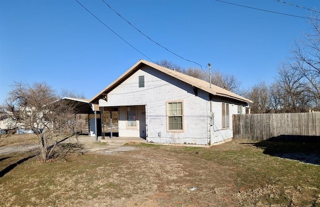 back of house featuring a lawn