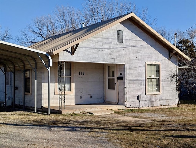 view of front of property featuring a carport