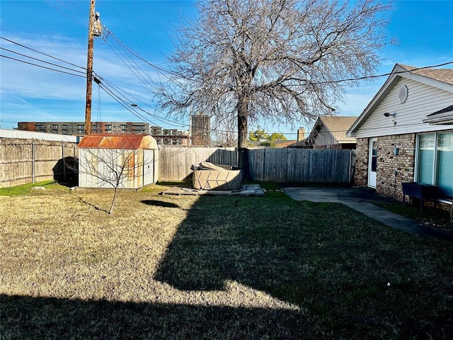 view of yard featuring a storage unit