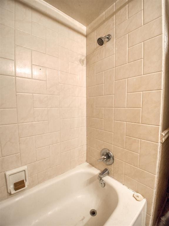 bathroom featuring tiled shower / bath combo