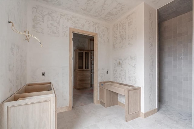 bathroom featuring tile walls