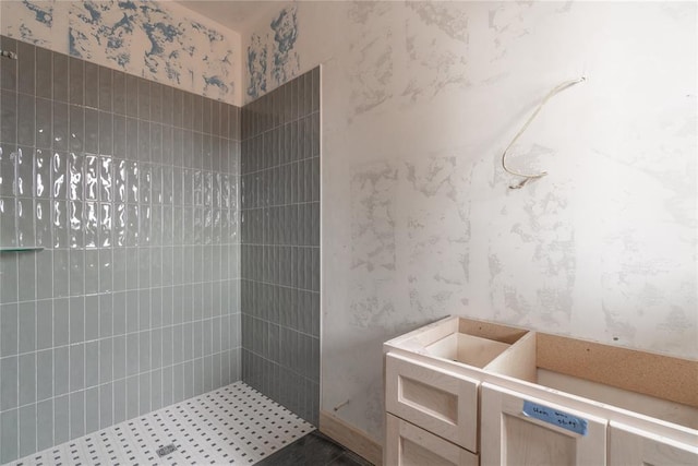 bathroom with a tile shower