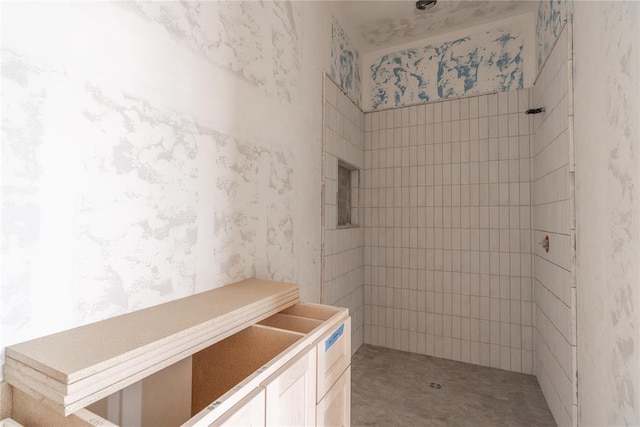 bathroom featuring tiled shower