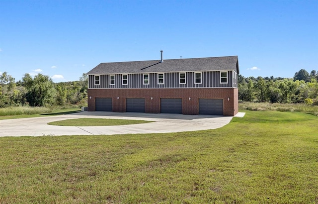 view of front of property featuring a front yard and a garage