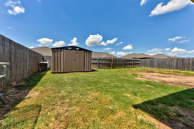 view of yard featuring a storage unit