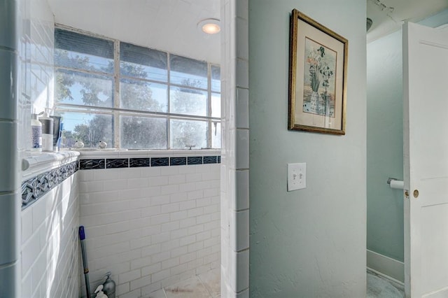 bathroom featuring tile walls