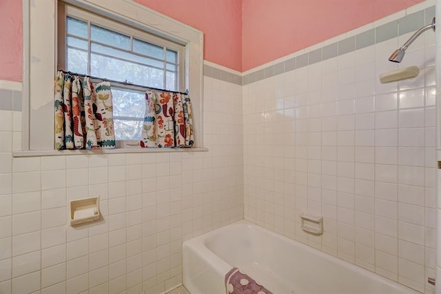 bathroom featuring tiled shower / bath