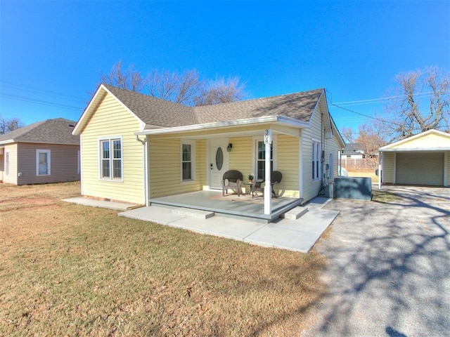 back of house featuring a yard