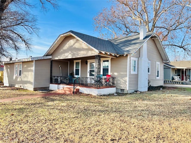 view of front facade featuring a front yard and a porch