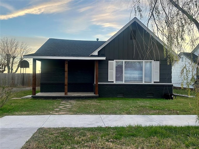 view of front of property with a lawn