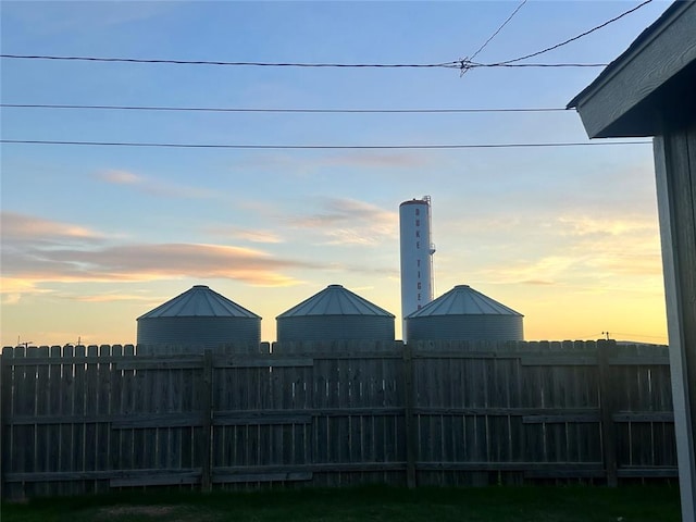 view of yard at dusk