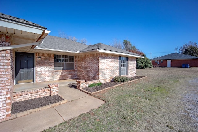 property entrance featuring a lawn