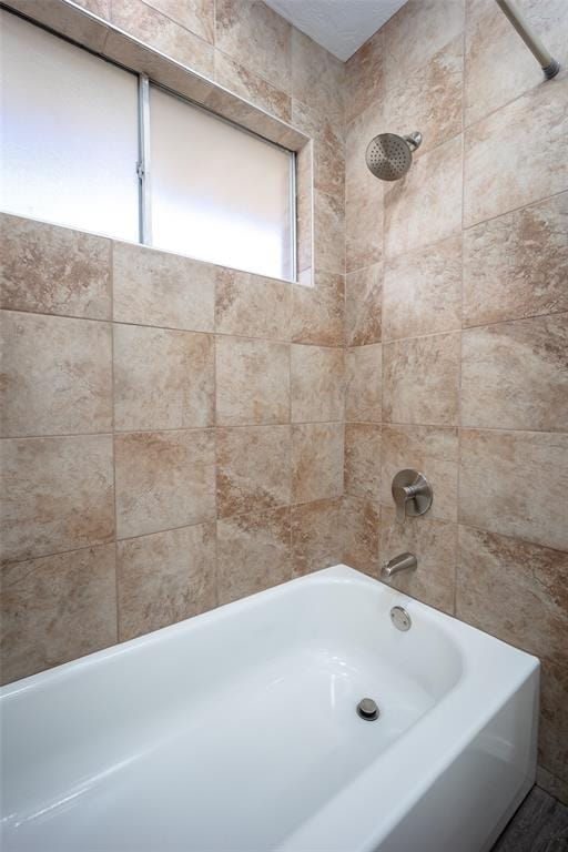 bathroom with tiled shower / bath combo