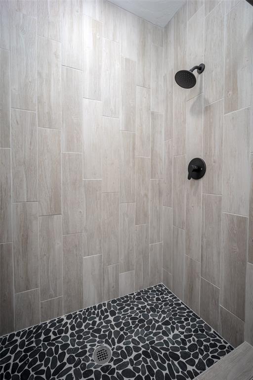 bathroom featuring a tile shower