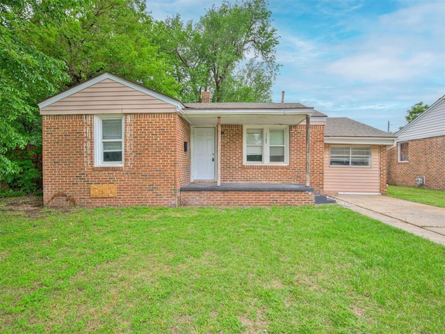 single story home featuring a front lawn