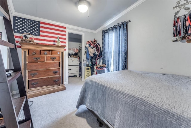 carpeted bedroom featuring ceiling fan, crown molding, and a closet