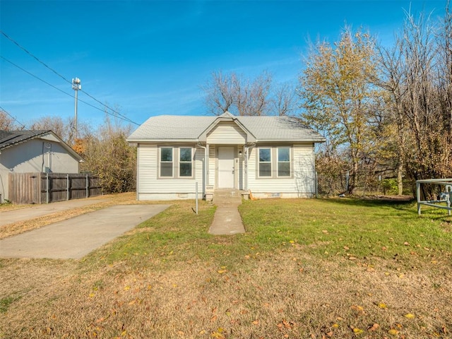 view of front facade with a front yard