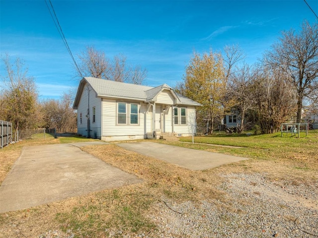 view of front of property with a front yard