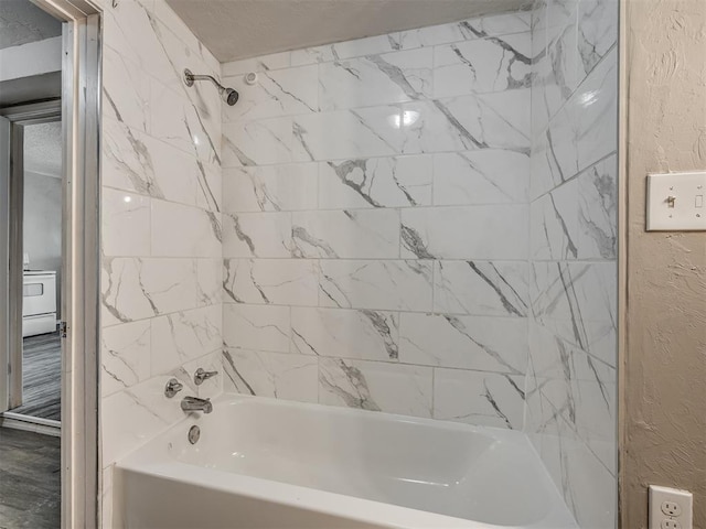 bathroom featuring tiled shower / bath