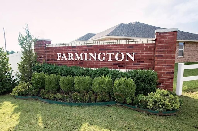 community / neighborhood sign featuring a yard