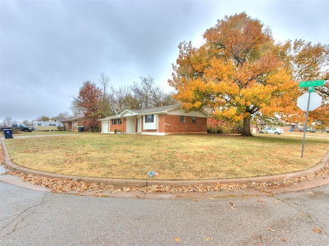 view of front of home featuring a front yard