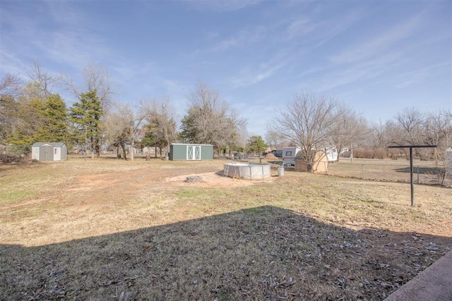 view of yard featuring a shed