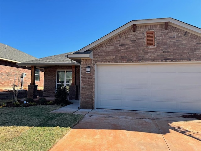 view of front of house featuring a front lawn and a garage