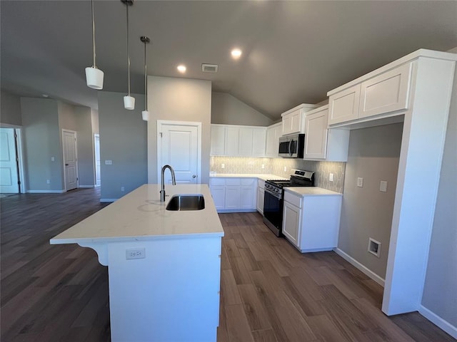 kitchen with stainless steel appliances, a sink, visible vents, white cabinetry, and backsplash