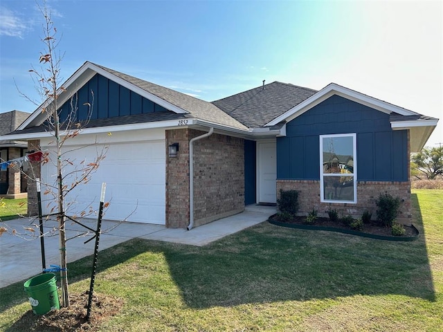 view of front of house featuring a garage and a front yard