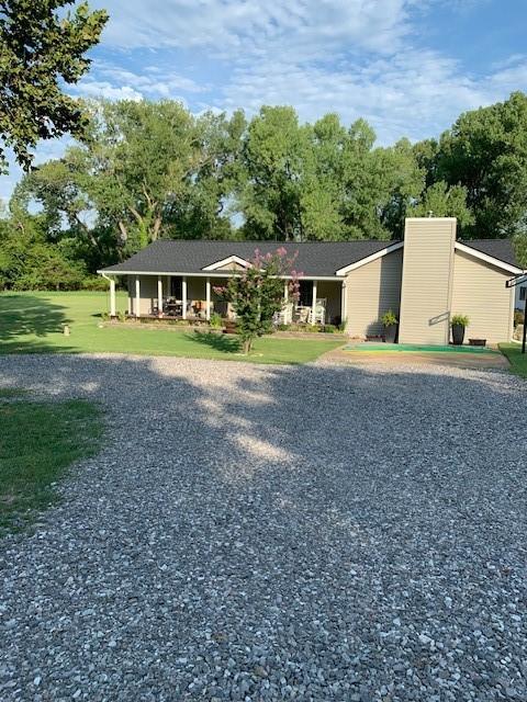 view of front facade featuring a front yard