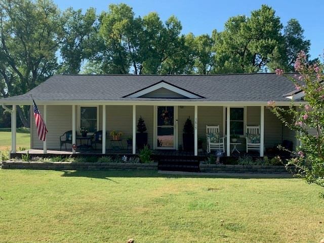 view of front facade featuring a front lawn and a porch